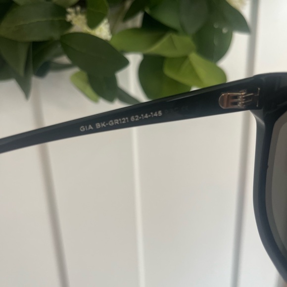 DIFF Women’s Black Sunglasses - Picture 3 of 3